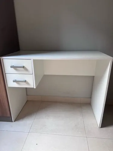 Mesa de trabalho ou estudo (escrivaninha)