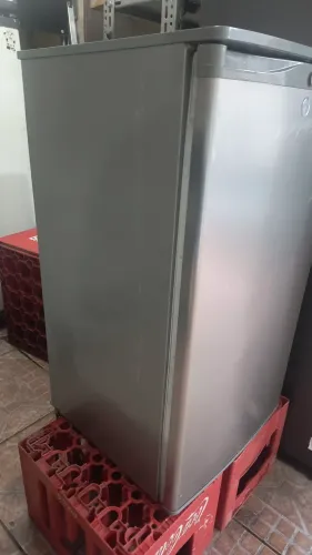 Frigobar disponível para venda.