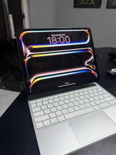iPad Pro m4 1 terá 13 inch Wifi cel + Magic key bord