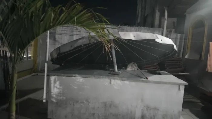 Ombrelone a armação todo em ferro muito resistente ótimo pra colocar em piscina