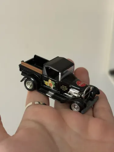 miniatura Johnny Lightning 1:64 do Ford Model A Pickup 1929 vintage da Coca-Cola.