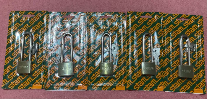 5 Cadeados Stam 30 mm haste longas por 80 reais, todos vem com 2 chaves.