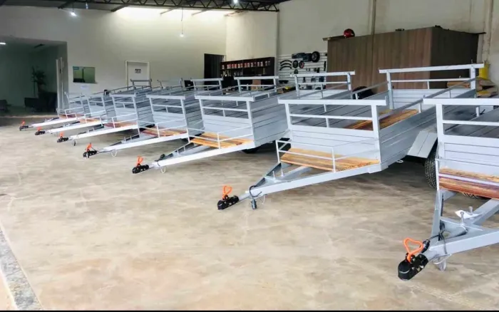 Carreta nova ( pneus novos )