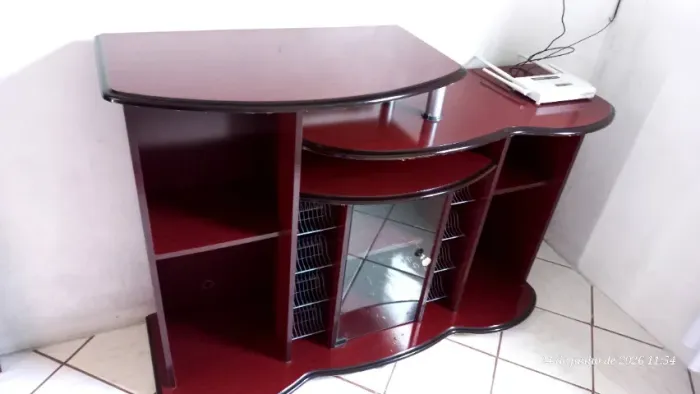 Vendo rack  madeira mdp cor verniz  1.36 comprimento  1.90 altura  profundidade 46 tem u