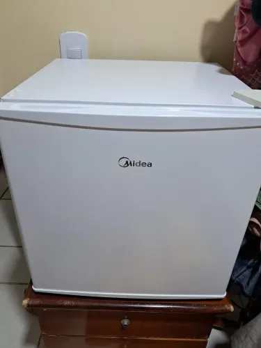 Frigobar semi novo - midea 