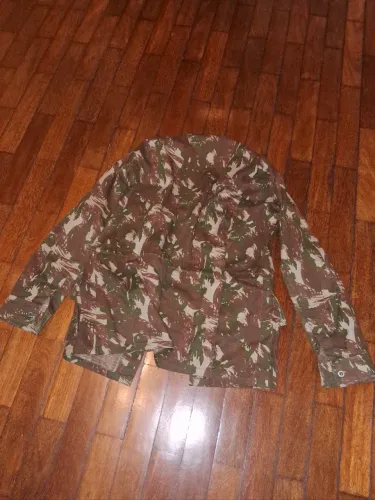 Casaco jaqueta estampa camuflada em tons de verde, Casaco jaqueta novo, tamanho P ________