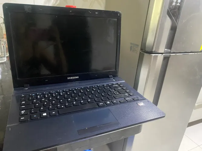 Vendo notebook Samsung antigo para quem precisa de peças.