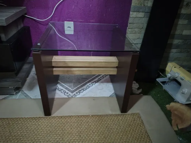 MESA DE CENTRO AMADEIRADO COM TAMPO DE VIDRO