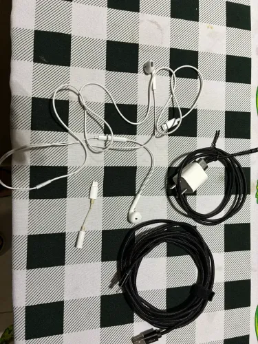 fone de ouvido Apple e cabo easy móbile
