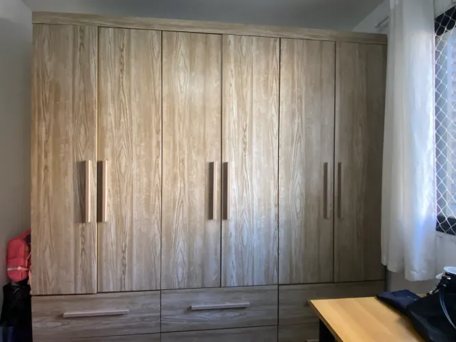 Guarda roupa bege 6 portas 