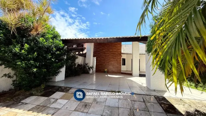 Casa com 06 quartos, sendo 03 suítes para locação no bairro Cambeba.