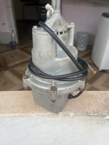Bomba mergulhão. Nova!