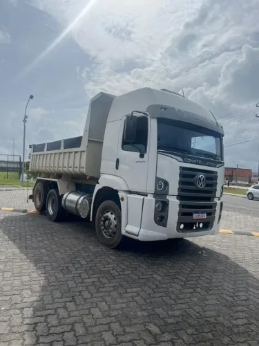 Caminhão caçamba 
