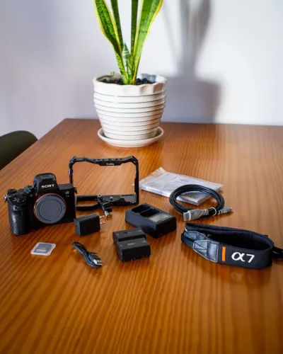 Câmera Sony A7 III + Cage + Sd 128gb + Bateria Extra + Carregador (Usado)