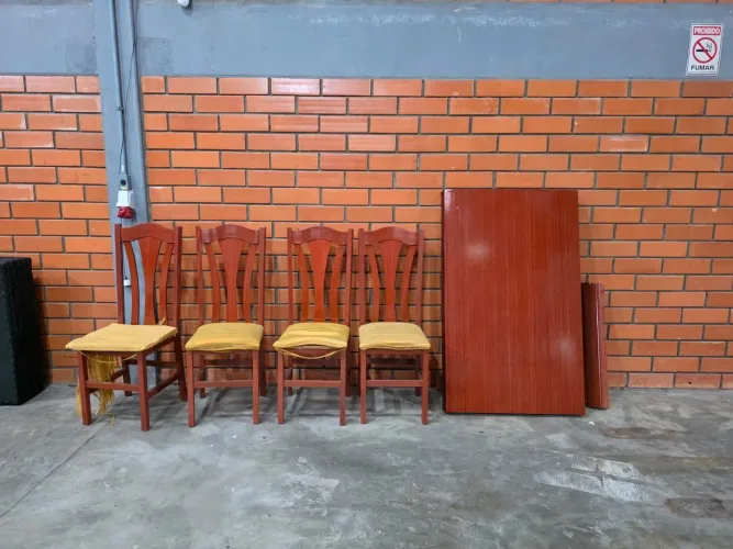Doação Mesa com 4 cadeiras