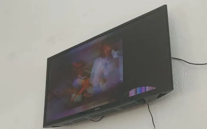 Tv Samsung 32 polegadas smart está com a tela uma parte preta está dando pra usa