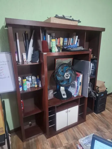 Estante de sala com espaço para TV
