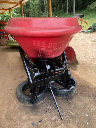 Calcariadeira e adubadeira 
