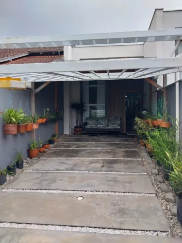 Casa geminada, suíte + 1 quarto, bairro saguaçu, Joinville SC.