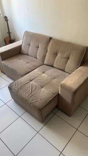 Sofá retrátil em suede cinza claro, confortável e bem conservado.
