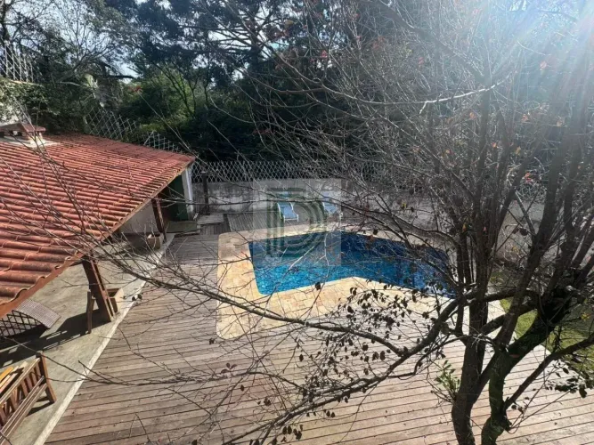Casa em condomínio na Granja Viana - 3 dormitórios, piscina, quintal amplo e 4 vagas