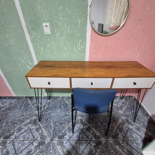 VENDE-SE UM APARADOR TRÊS GAVETAS vai a cadeira junto