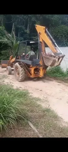 Retroescavadeira em uso, aceitro troca