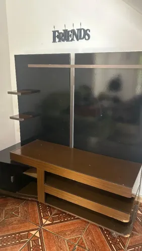 Estante com painel embutido para tv