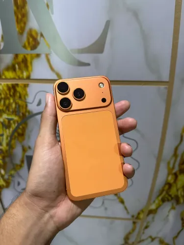 Iphone 11 com carcaça do 17 pro