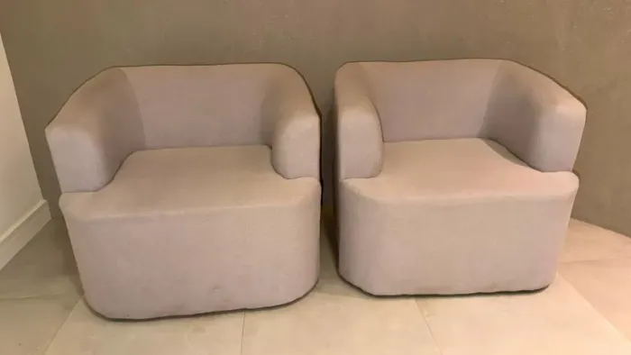 2 POLTRONAS FIXAS - CINZA CLARO