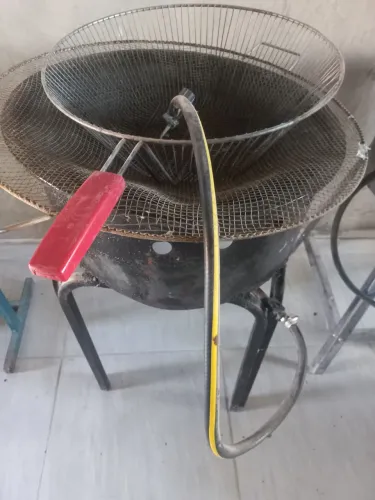 Máquina para assar pastel ou salgados.