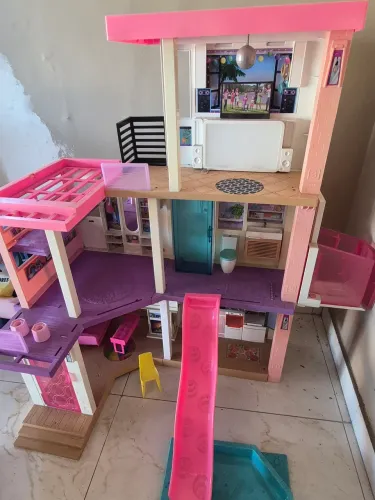 VENDO CASA DA BARBIE SEMI NOVA