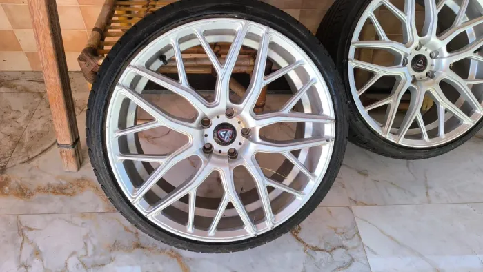 Roda Aro 20 Vittoria Lisboa (5x112) com pneus 225/35/R20 novos
