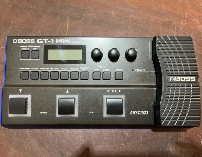 Pedaleira Boss GT-1 + fonte