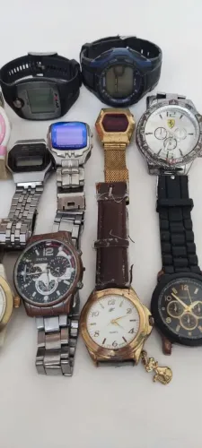 Lote relógios no estado que está vários modelos