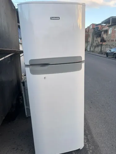 Vendo a geladeira nova pegando perfeitamente pouco tempo de uso