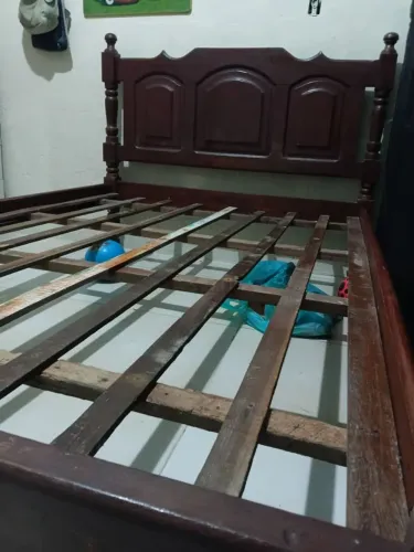 Cama de casal de madeira