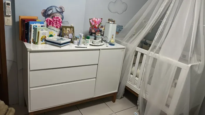 Comoda 3 gavetas e 1 porta