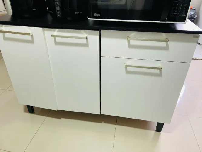 Buffet/Balcão de cozinha branco e amadeirado