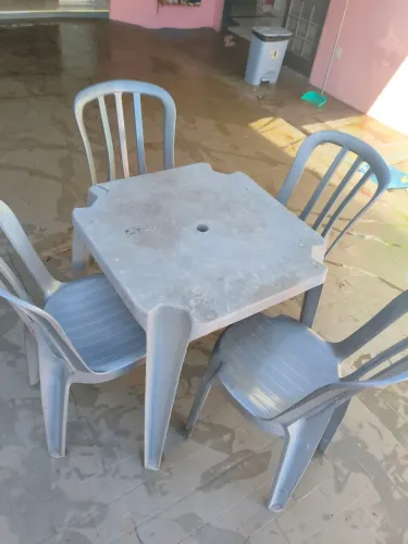 Mesa 4 cadeiras plástico 