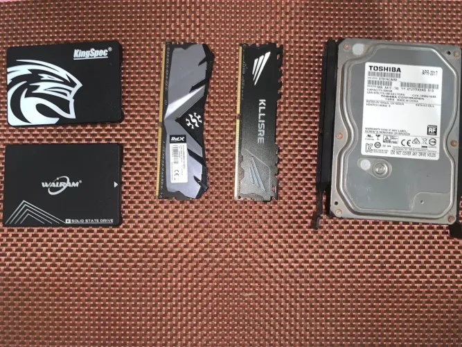 2 memória ram, 2 SSD, 1 HD, 1 FONTE 600W E PLACA DE VÍDEO