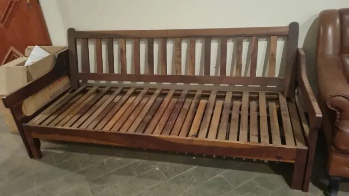 Relíquia: Sofá Cama 2 em 1 em Madeira de Lei Maciça (Super Pesado e Exclusivo)