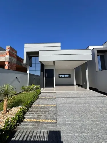 Casa 3 Quartos (1 Suíte)  Ótima Localização em Canelinha