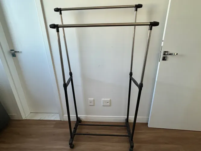 ARARA DE ROUPAS