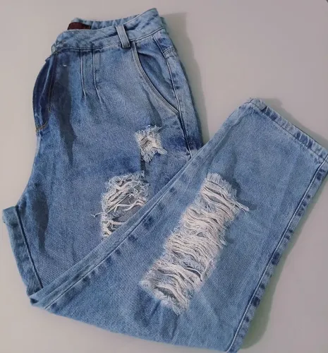 Vendo essa calça jeans FEMENINA usada poucas vezes num 42 em otimo estado