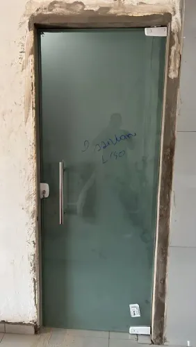 Porta de Vidro abrir 80x2.10 jateada