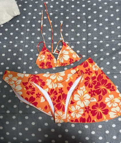biquíni com saia e saída de praia floral laranja
