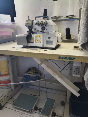 Máquina de costura Overlock industrial