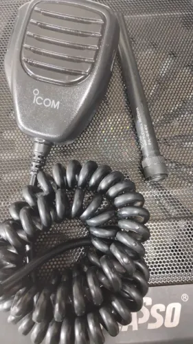 Microfone ICOM HM-100N e antena VHF ICOM FA-B44V <br>Antena VHF ICOM FA-B44V <br>R$170,00