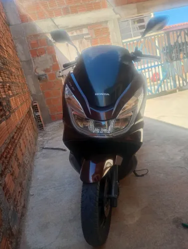 PCX toda revisada com 2 pneus novos CVT novo IPVA pago, só pegar e andar.